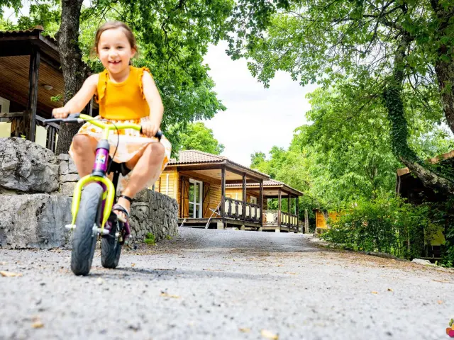 Village De Gites Revo Thijol Vacances Ardeche 224 Loisir Jeux Enfant Liberte Parc Draisienne Petite Fille Bonheur Vacances Rire
