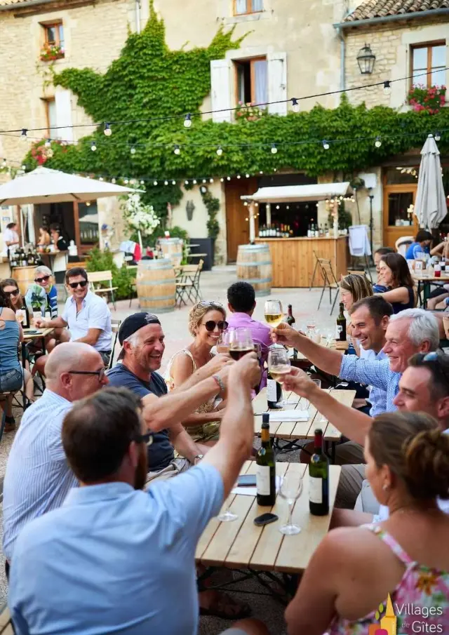 Gite Groupe Dordogne Convivialite Place Village 01