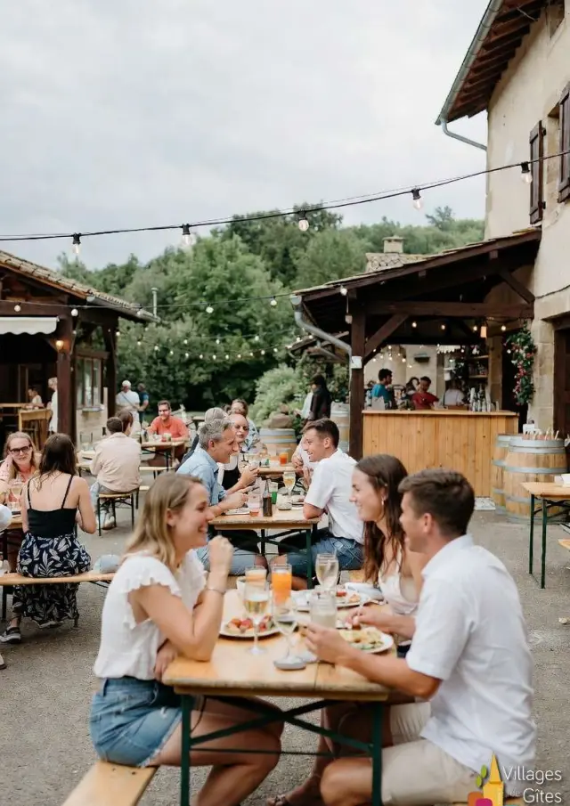 Gite Groupe Dordogne Convivialite Place Village 02
