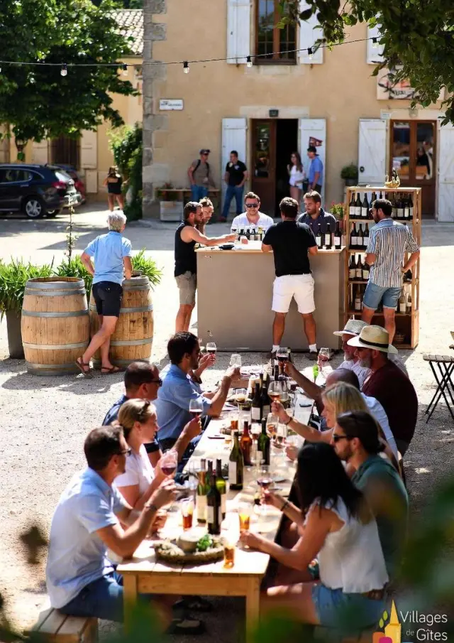 Gite Groupe Dordogne Convivialite Place Village 03