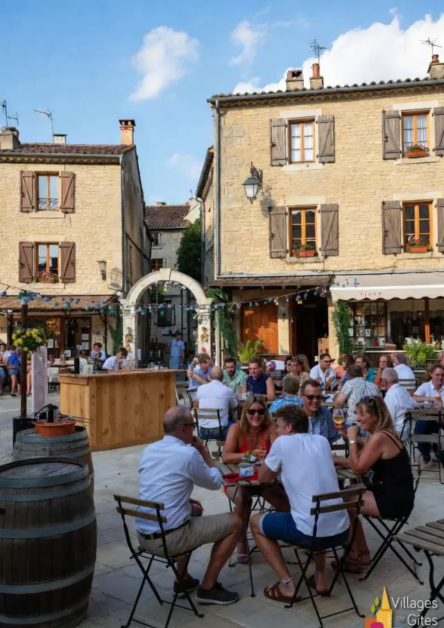 Gite Groupe Dordogne Convivialite Place Village 04