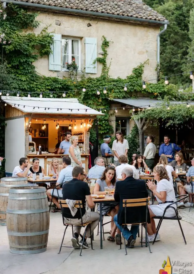 Gite Groupe Dordogne Convivialite Place Village 05