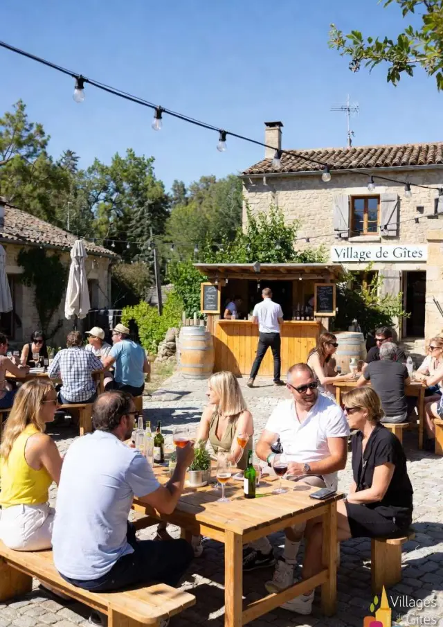 Gite Groupe Dordogne Convivialite Place Village 11