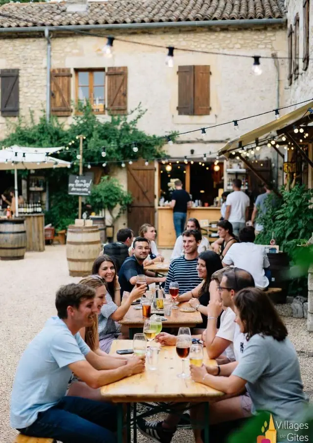 Gite Groupe Dordogne Convivialite Place Village 12