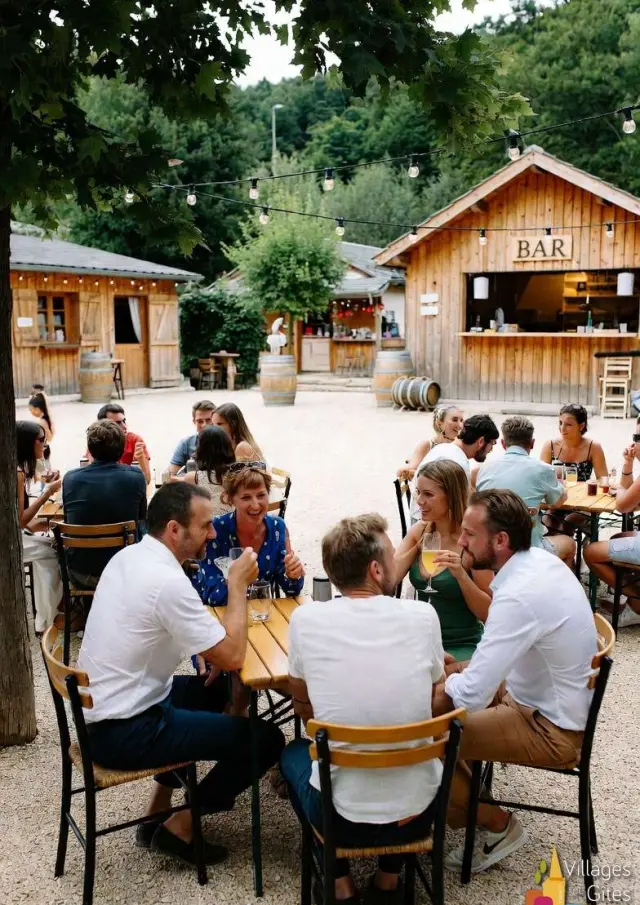 Gite Groupe Dordogne Convivialite Place Village 15