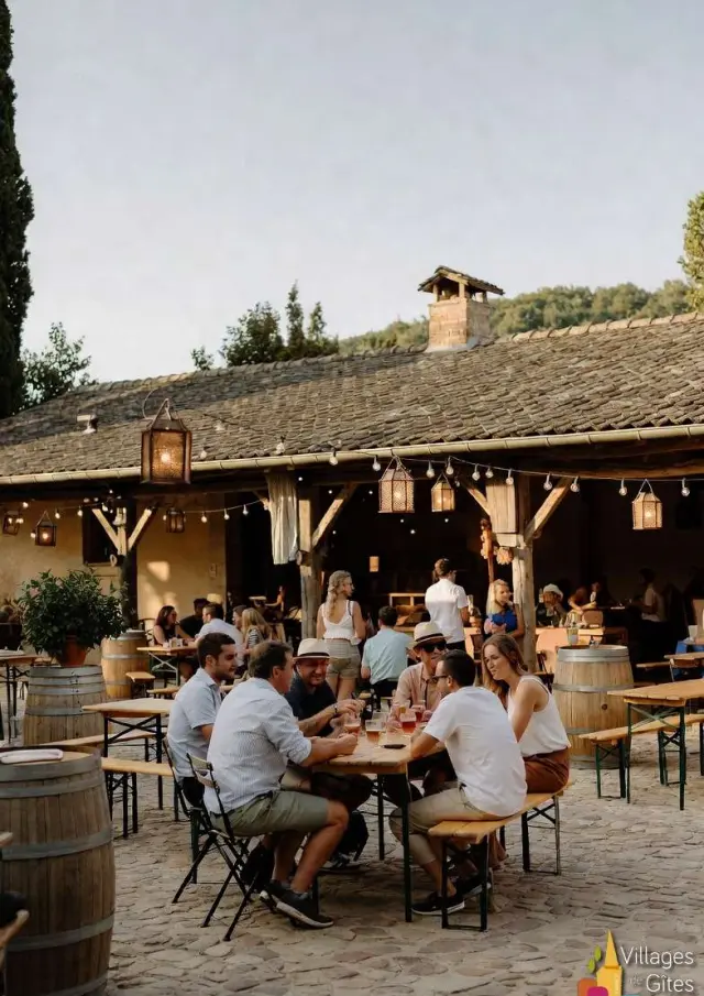 Gite Groupe Dordogne Convivialite Place Village 17