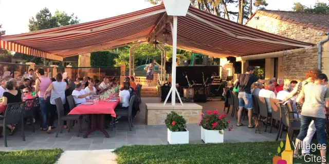 Gite De Groupe Dordogne Repas Convivialite Cousinade Terrasse Couverte