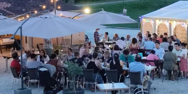 Gite De Groupe Dordogne Soiree Guinguette Guirlandes