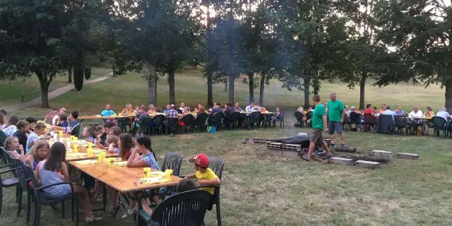 Gite De Groupe Dordogne Village De Gites Combas Perigord Repas Convivialite Champetre Familles Cousinades