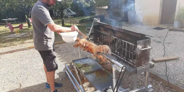 Gite De Groupe Dordogne Village De Gites La Truffiere Cousinade Mariage Cochon Grille Restauration Traiteur Repas Champetre