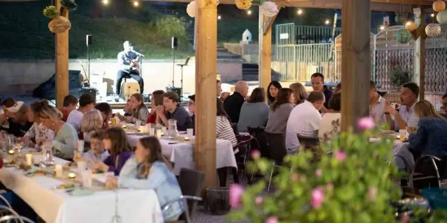 Gite De Groupe En Dordogne Au Creux Des Arbres Guinguette