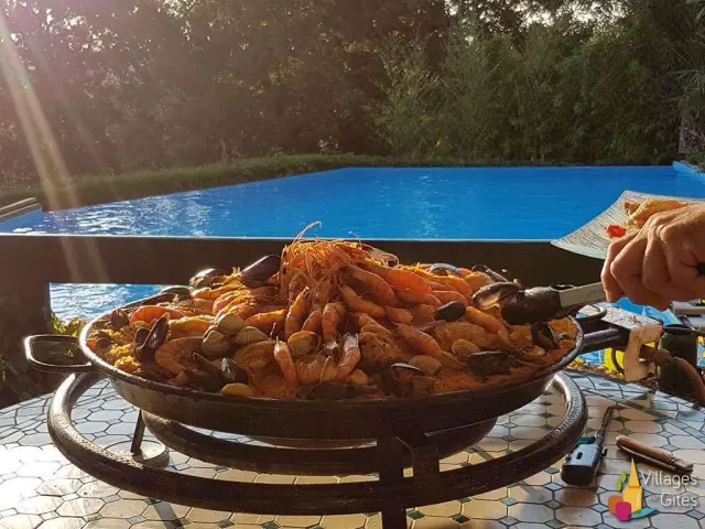 Gite De Groupe En Dordogne Paella Repas Plein Air Gite Avec Piscine