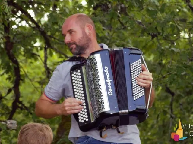 Gite De Groupe En Dordogne Village De Gites La Truffiere Dordogne Perigord Image50 Animation Groupes Mariage Champete Animateur Fete Cousinade Musicien Musique Hote Hubert Accordeon