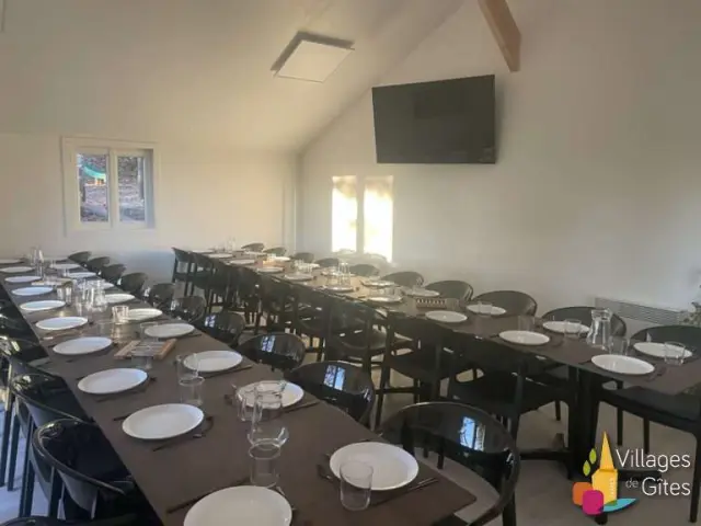 Gite De Groupe En Dordogne Village De Gites Les Ventoulines Salle Commune Repas Seminaire