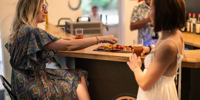 Village De Gites Ravel Gard Cevennes 096 Groupe Amis Aperitif Bar Accueil Soiree Ete Se Retrouver Convivialite Bis