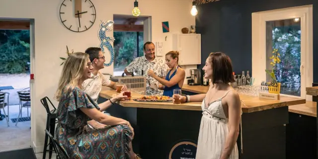 Village De Gites Ravel Gard Cevennes 101 Groupe Amis Aperitif Bar Accueil Soiree Ete Se Retrouver Convivialite Bis