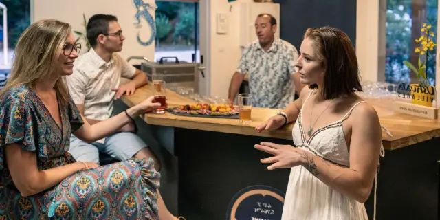 Village De Gites Ravel Gard Cevennes 104 Groupe Amis Aperitif Bar Accueil Soiree Ete Se Retrouver Convivialite Bis