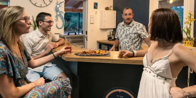 Village De Gites Ravel Gard Cevennes 106 Groupe Amis Aperitif Bar Accueil Soiree Ete Se Retrouver Convivialite Bis