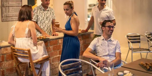 Village De Gites Ravel Gard Cevennes 109 Groupe Amis Aperitif Bar Accueil Soiree Ete Se Retrouver Convivialite Bis