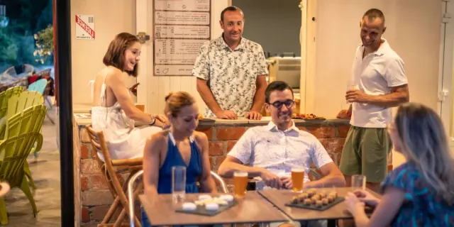 Village De Gites Ravel Gard Cevennes 110 Groupe Amis Aperitif Bar Accueil Soiree Ete Se Retrouver Convivialite Bis