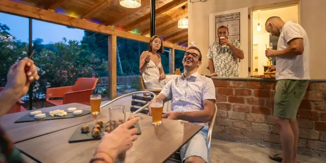 Village De Gites Ravel Gard Cevennes 111 Groupe Amis Aperitif Bar Accueil Soiree Ete Se Retrouver Convivialite Bis