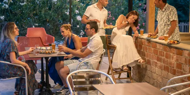 Village De Gites Ravel Gard Cevennes 112 Groupe Amis Aperitif Bar Accueil Soiree Ete Se Retrouver Convivialite Bis