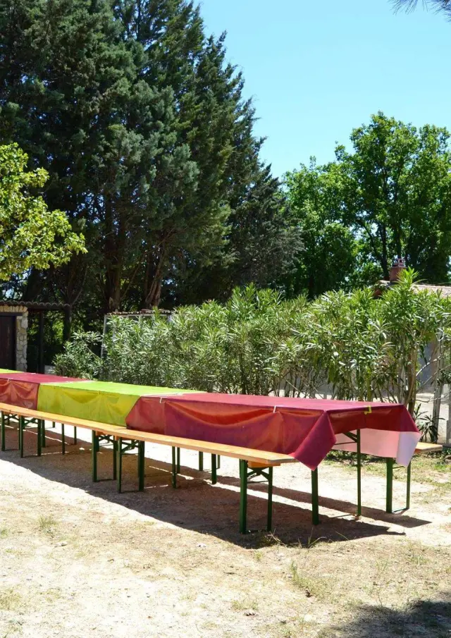 Village De Gites Les Olivettes Gard 56 Repas Commun Tables Groupe Cousinade