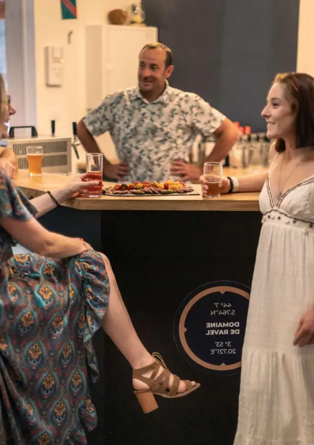 Village De Gites Ravel Gard Cevennes 100 Groupe Amis Aperitif Bar Accueil Soiree Ete Se Retrouver Convivialite Bis