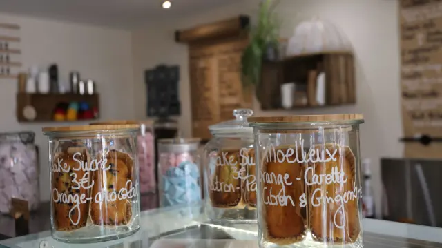 Esporre barattoli di torte con etichette scritte a mano
