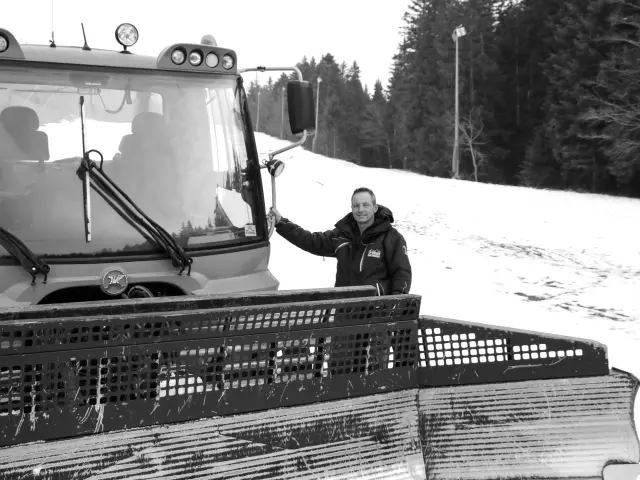 Un homme opérant une machine à neige dans une station de ski