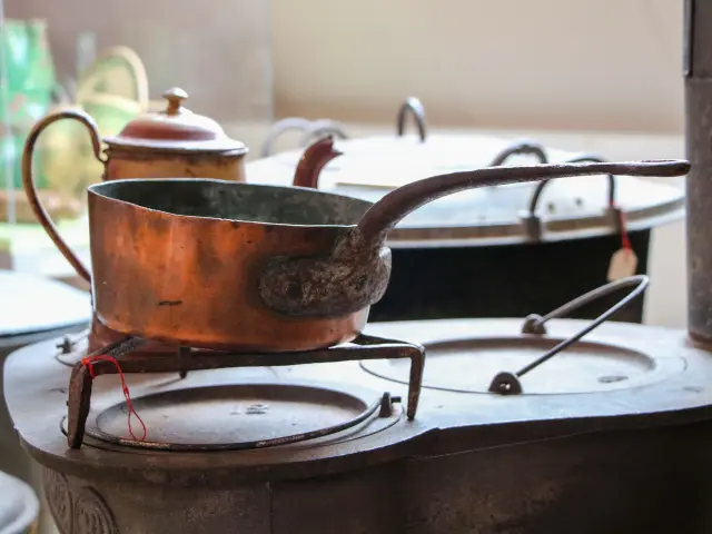 Casseroles en cuivre sur une cuisinière à bois