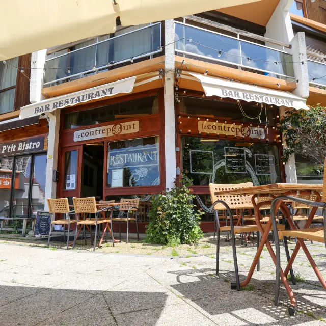 Ristorante con terrazza solarium e sedie in vimini