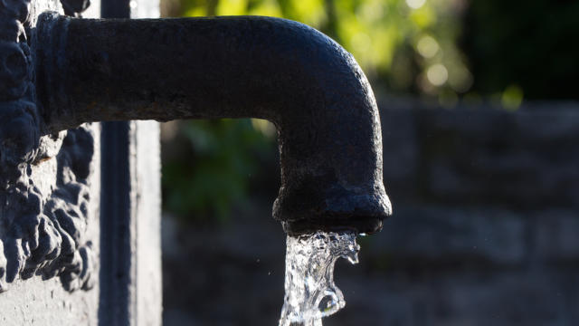 Eau potable qui jaillit d'un vieux robinet
