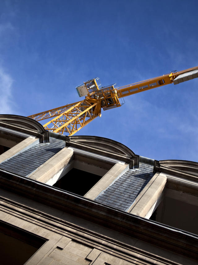 Grue sur un chantier de rénovation en centre ville