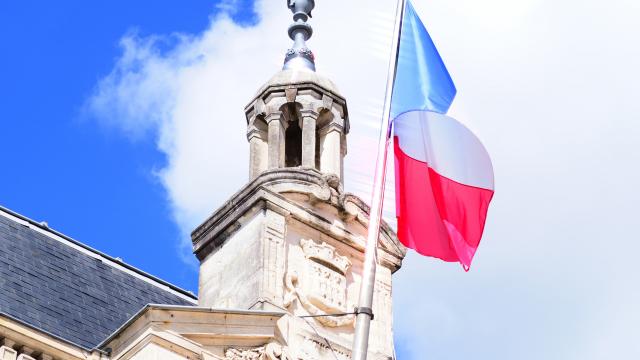 Mairie façade-drapeau
