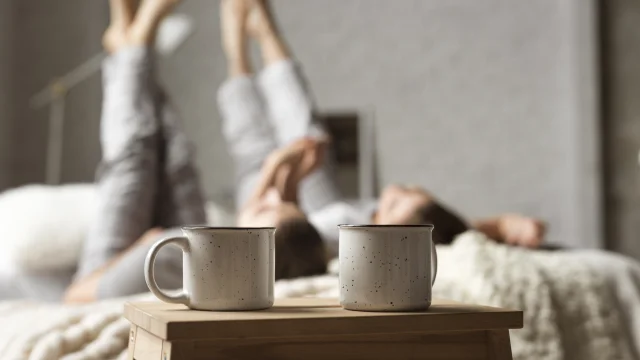 Koffiekopjes Tafel Met Paar Bed