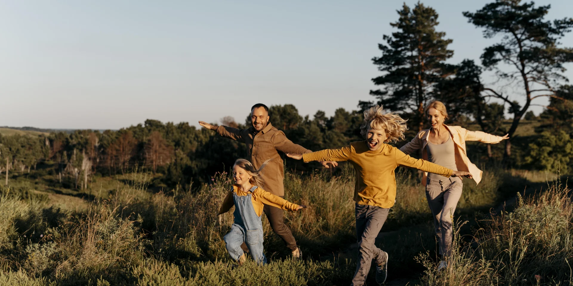 Full Shot Familie Rennen Weide