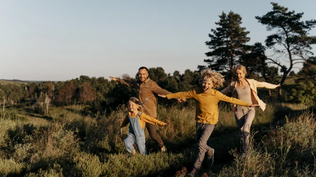 Full Shot Familie Rennen Weide