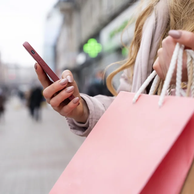 Jeune Adulte Faisant Du Shopping Dans Ville