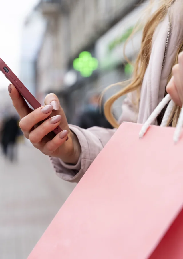 Jeune Adulte Faisant Du Shopping Dans Ville