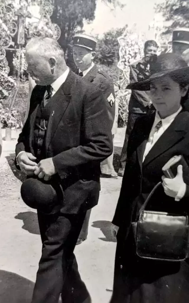 Marguerite Blouët en 1945, aux côtés de Philippe Texier-Hugou, le maire