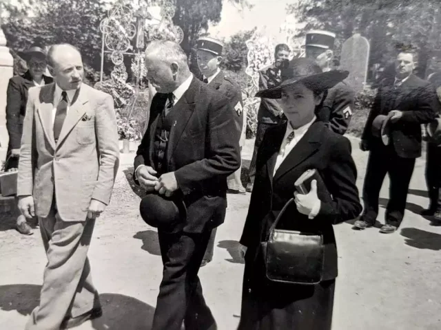Marguerite Blouët en 1945, aux côtés de Philippe Texier-Hugou, le maire