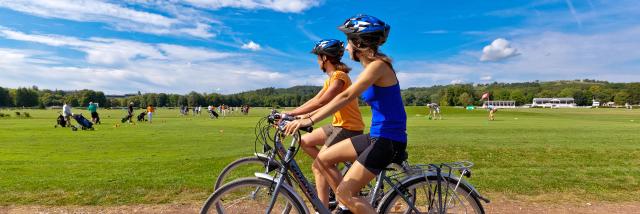 Balade en vélo le long de l'hippodrome avec golfeurs