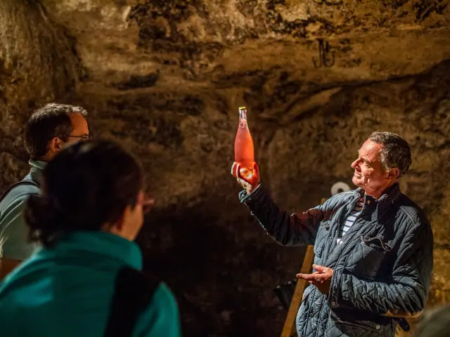Cours d'oenologie dans une cave troglo