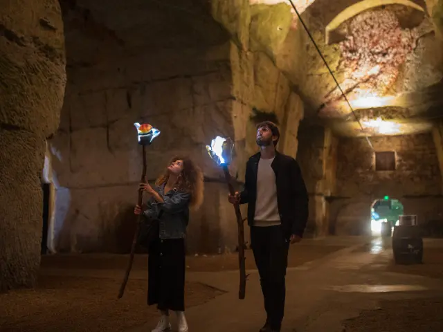 Visite insolite au flambeau dans une cave troglo