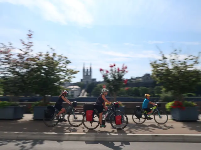 Famille à vélo à Angers
