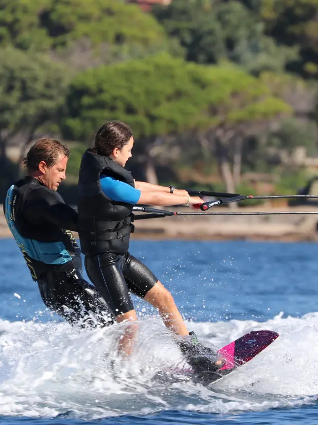 Initiation de un parent et un enfant au wakeboard aux Issambres dans le golfe de Saint-Tropez sur la Côte d'Azur.