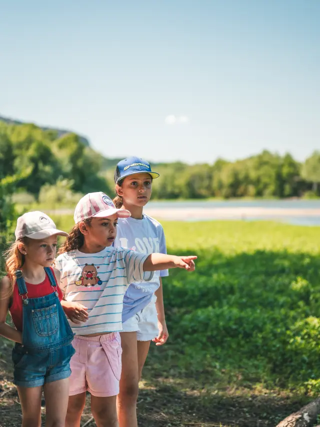 Animatrice et enfants observant la biodiversité du lac de l’Aréna lors d’une activité nature à Roquebrune-sur-Argens.