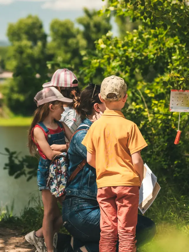 Enfants participant au Défi Nature au bord du lac de l'Aréna à Roquebrune-sur-Argens.