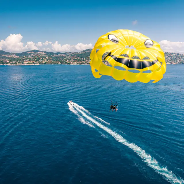 Parachute ascensionnel au-dessus de la Méditerranée face aux Issambres sur la Côte d'Azur.